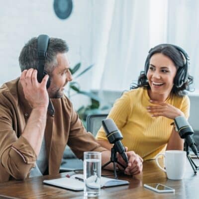 Man en vrouw nemen podcast op