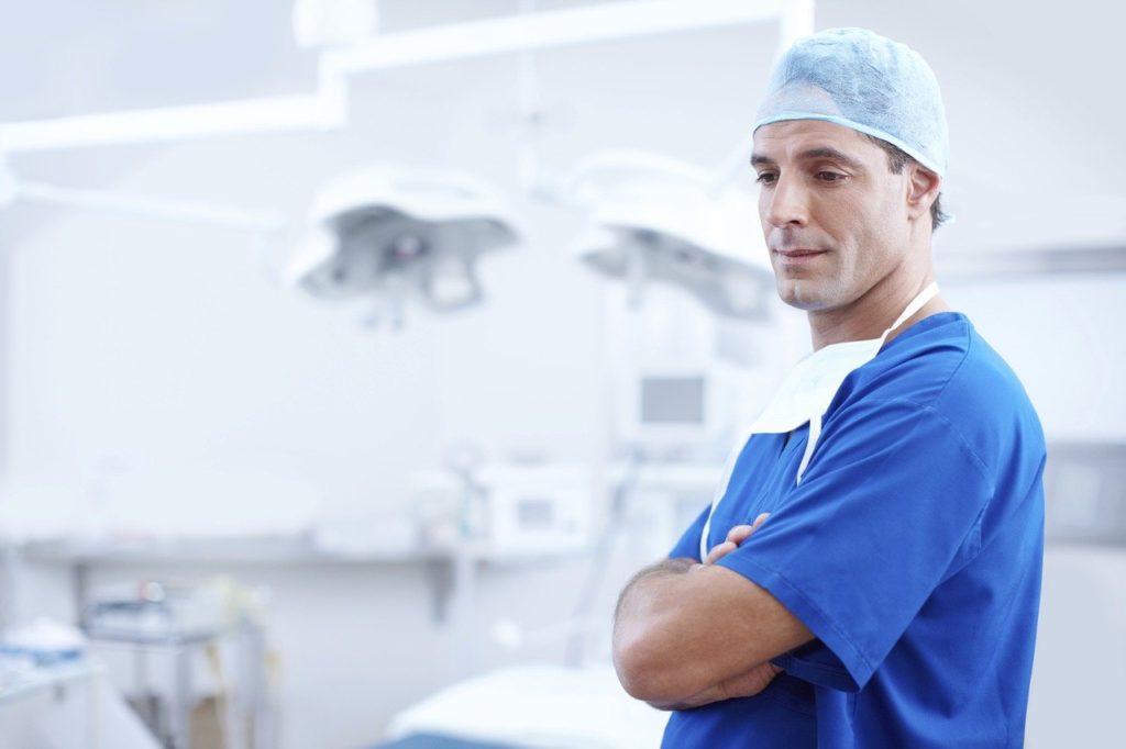 Interim zorgmanager - chirurg staat in operatiekamer